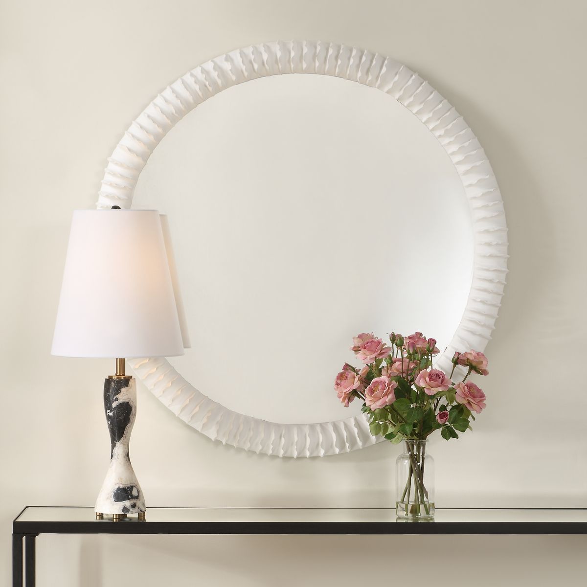 White ruffle circular frame.