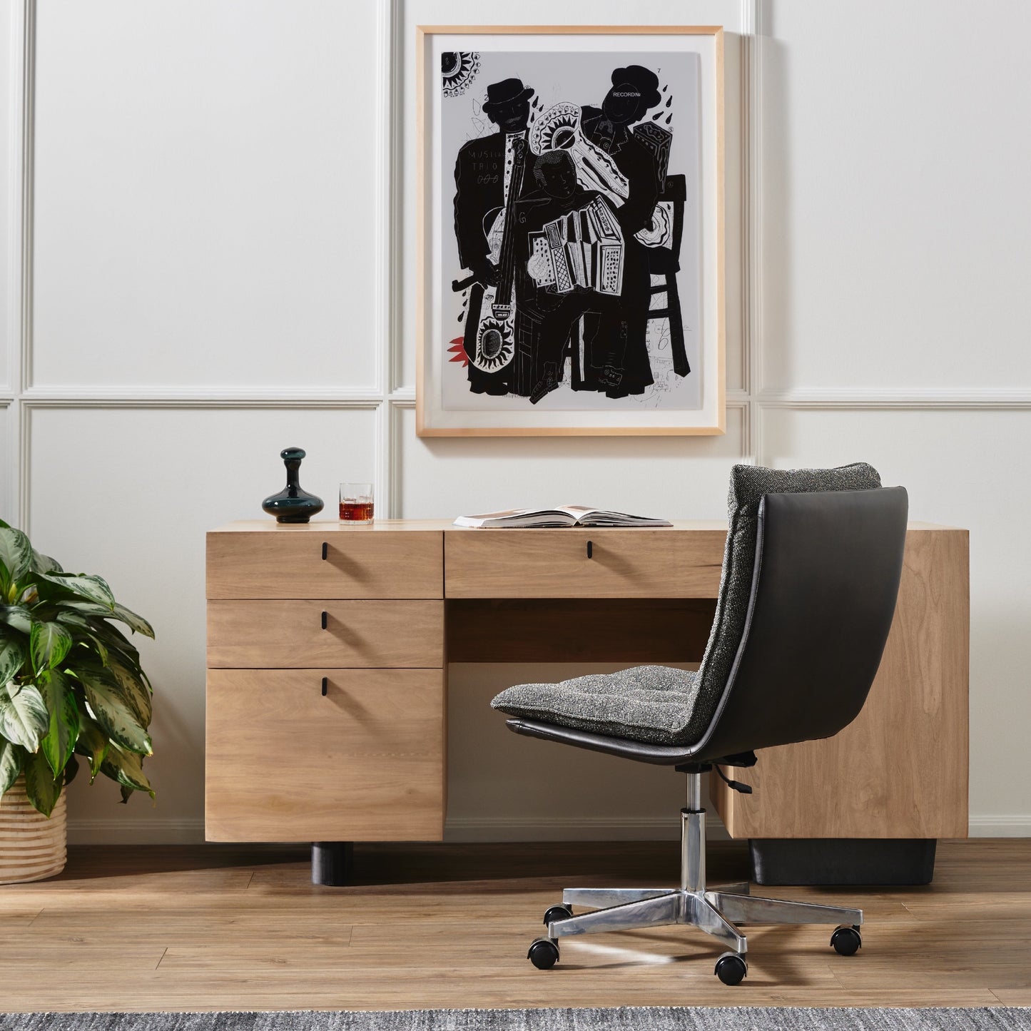 Scandinavian full desk