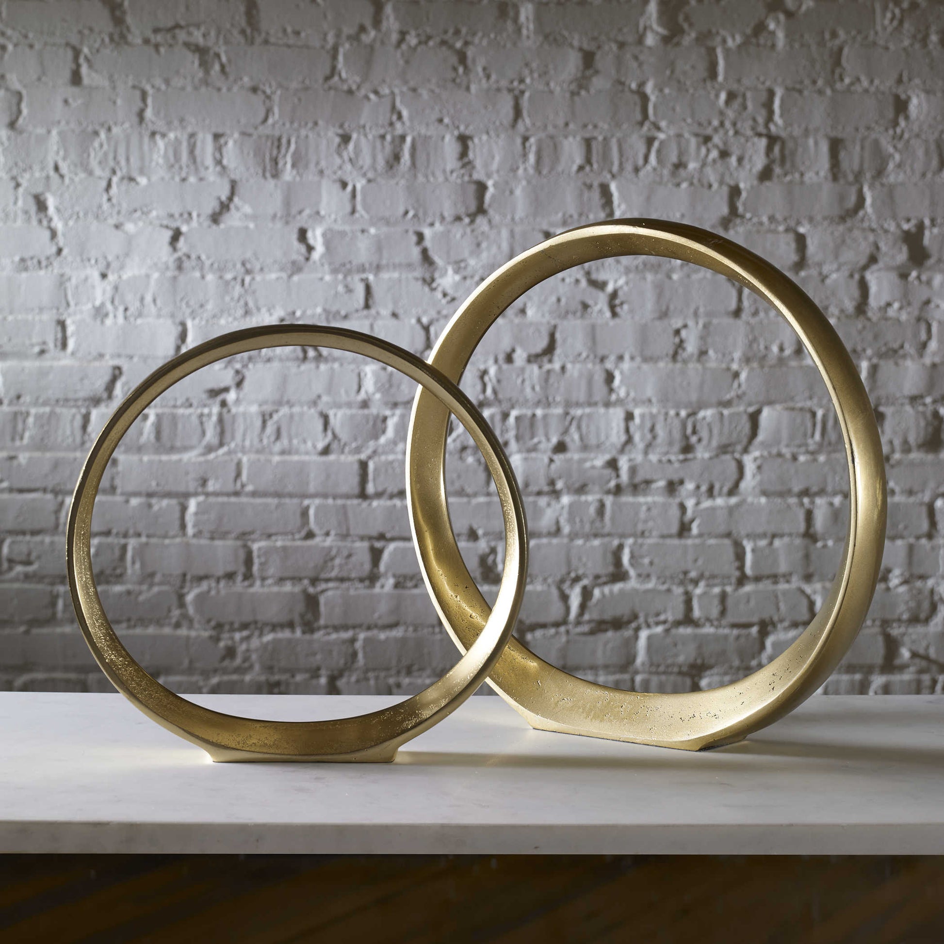 Set of 2 aluminum self-standing gold rings.